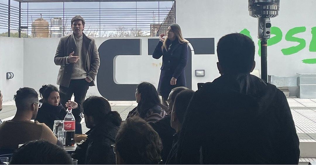  mentores de CTL trabajando estrechamente con los jóvenes de EMPUJAR para potenciar sus habilidades y prepararles para el mundo laboral.